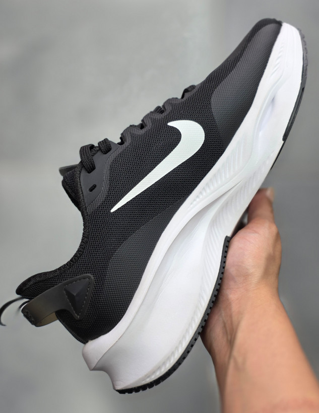 کفش رانینگ مردانه نایک ZoomX | حرفهای سبک برای پیادهروی و استفاده روزانه
