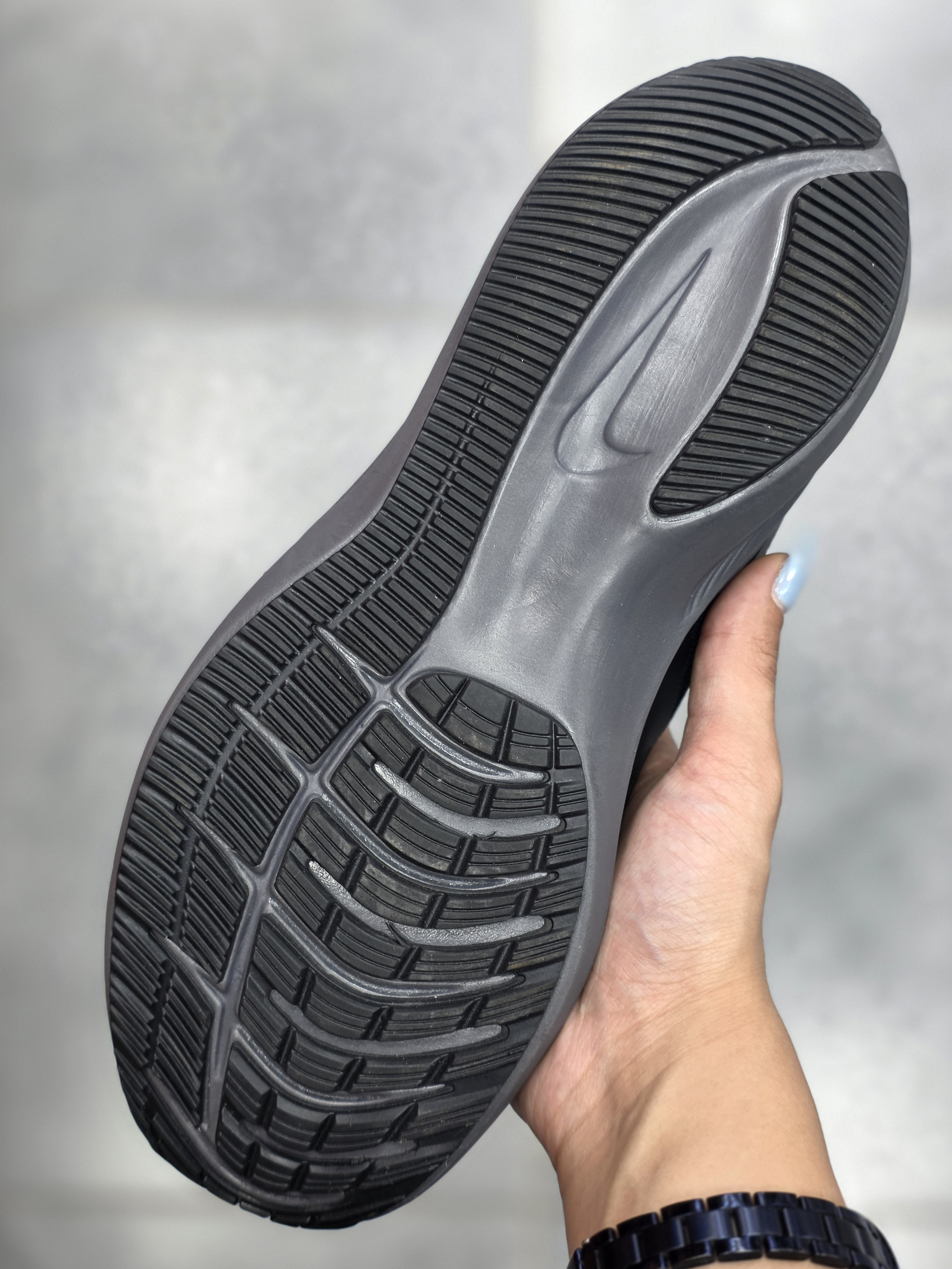 کفش اسپرت زنانه نایک گاید | طراحی کاربردی و استایل مدرن